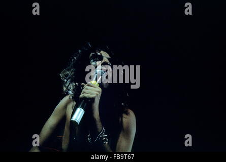 Alice Cooper a Parigi, 1975. - 1975 - Francia / Ile-de-France (Regione) / Parigi - Alice Cooper a Parigi, 1975. - Alice Cooper ; - Live in Concert ; - Parigi, Francia ; - 1975 ; - - Philippe Gras / Le Pictorium Foto Stock