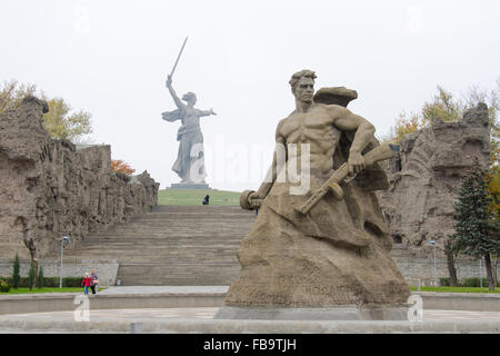 Volgograd, Russia - 5 Novembre 2015: La vista dalla piazza sorgeva presso la morte della scultura 'stand a morte' e 'Motherl Foto Stock