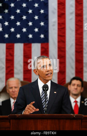 Washington DC, Stati Uniti d'America . Il 12 gennaio, 2016. Il presidente Barack Obama offre il suo stato dell unione indirizzo prima di una sessione congiunta del Congresso sul Campidoglio di Washington, Martedì, Gennaio 12, 2016. Credito: Evan Vucci/Piscina via CNP - nessun filo SERVICE - Credit: dpa picture alliance/Alamy Live News Foto Stock