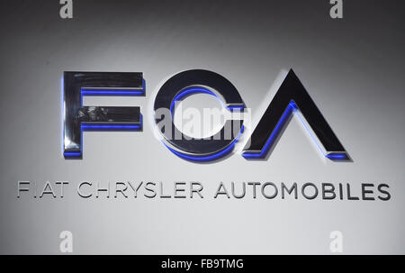 Detroit, Michigan, Stati Uniti d'America. Xii gen, 2015. Una Chrysler Fiat Automobiles (FCA) il logo visto durante la seconda giornata della stampa al North American International Auto Show (NAIAS) a Detroit, Michigan, Stati Uniti d'America, 12 gennaio 2015. Foto: ULI DECK/dpa/Alamy Live News Foto Stock