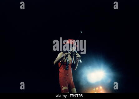 Alice Cooper sul palco. - 1975 - Francia / Ile-de-France (Regione) / Parigi - Alice Cooper sul palco. - Alice Cooper ; - Concerto dal vivo ; - Parigi, Francia ; - 1975 ; - - Philippe Gras / Le Pictorium Foto Stock