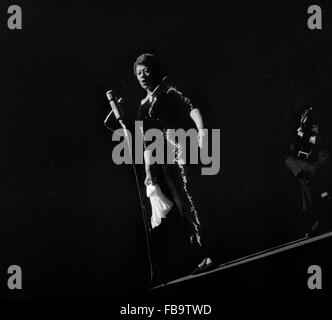 Ella Fitzgerald, intramontabile Dea Jazz. - 1961 - Francia / Ile-de-France (regione) - Ella Fitzgerald, intramontabile Dea Jazz. - La american jazz cantante Ella Fitzgerald ; - all'Olympia di Parigi, Francia ; - 1961 ; - Credito : - Philippe Gras / Le Pictorium Foto Stock