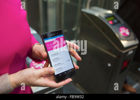 Tutti i trasporti olandese le aziende hanno iniziato in collaborazione con le società telefoniche (Vodafone e KNP) un esperimento in cui i pendolari possono effettuare il check in e il check out da telefono mobile su mezzi di trasporto pubblico. Foto Stock