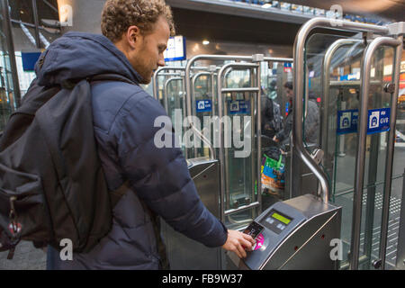 Tutti i trasporti olandese le aziende hanno iniziato in collaborazione con le società telefoniche (Vodafone e KNP) un esperimento in cui i pendolari possono effettuare il check in e il check out da telefono mobile su mezzi di trasporto pubblico. Foto Stock