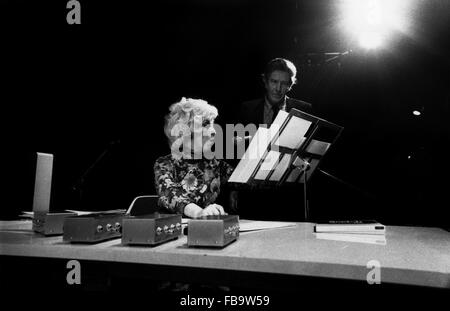 Cathy Berberian (american Soprano e compositore) e John Cage. - 1969 - Francia / Ile-de-France (Regione) / Parigi - Cathy Berberian (american Soprano e compositore) e John Cage. - Cathy Berberian e John Cage ; - Teatro de la Ville di Parigi ; 1969 ; - Credito : ; - Philippe Gras / Le Pictorium Foto Stock