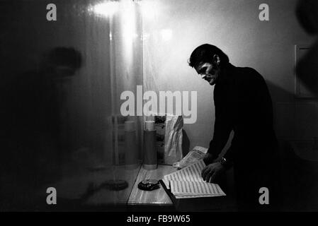 Chet Baker backstage. - 1976 - Francia / Ile-de-France (Regione) / Parigi - Chet Baker backstage. - Chet Baker ; - presso la Mutualite ; - 1976 ; - Credito : ; - Philippe Gras / Le Pictorium Foto Stock