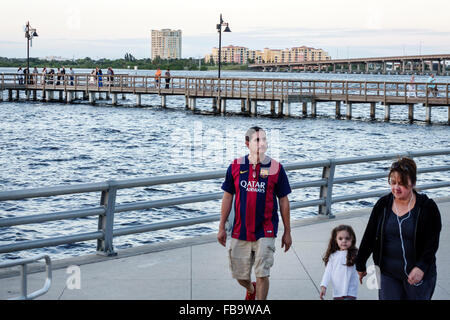 Bradenton Florida,Manatee River Water River waterwalk Park,Green Bridge,Waterfront,Middle Eastern Musulmani Musulmani etnica immigrati minoranza, Foto Stock