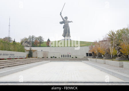 Volgograd, Russia - 5 Novembre 2015: Autunno veduta della piazza degli Eroi e la scultura "Chiamate otherland!' storico-memori Foto Stock