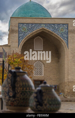 Due vasi decorati seduto su un tavolo intagliato al Khast Imam complesso in Tashlent. Foto Stock
