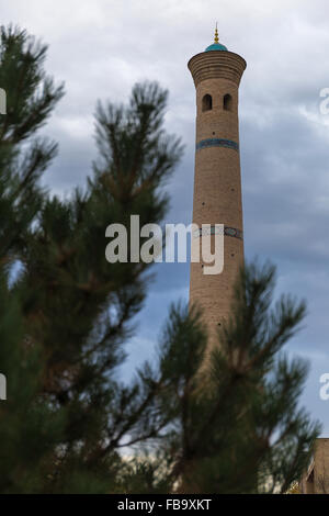 Minareto torre all'Khast Imam complesso in Tashlent. Una serie di moschee e madrase Foto Stock