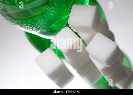 Lo zucchero cristallizzato bianco cubi e soft drink frizzante Foto Stock