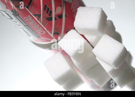 Lo zucchero cristallizzato bianco cubi e soft drink frizzante Foto Stock