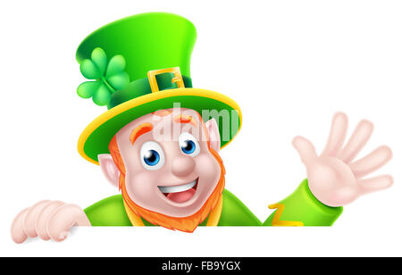 Leprechaun personaggio dei fumetti peeking al di sopra di un segno e salutando Foto Stock