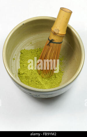 Matcha tè in un Chawan tradizionale tazza di tè e Chasan frusta, cerimonia del tè giapponese. Foto Stock