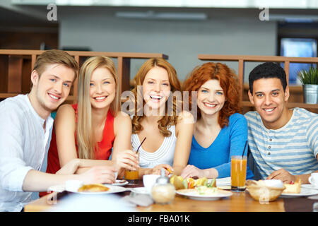 Gruppo di amici godendo di pasto nel Cafe Foto Stock