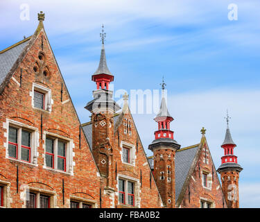 Bruges storica sui tetti spioventi e spiers Foto Stock