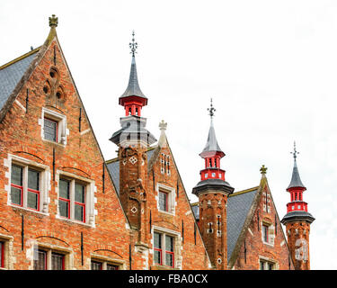 Bruges storica sui tetti spioventi e spiers Foto Stock