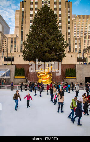 Abbassare Plaza del Rockefeller Center con la pista di pattinaggio su ghiaccio e albero di Natale, Manhattan, New York, Stati Uniti d'America Foto Stock