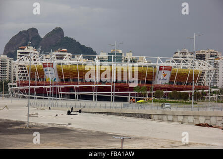 Rio de Janeiro, Brasile, 12 Gennaio 2016: con soli 205 giorni all'inizio dei Giochi Olimpici di Rio 2016 le opere del Parco Olimpico ha raggiunto il 95% di completamento. Arena del futuro, IBC, Campo da Golf e arena Carioca 1 sono già completi al 100%. Altri impianti olimpici sono in fase di completamento. Credito: Luiz Souza/Alamy Live News Foto Stock