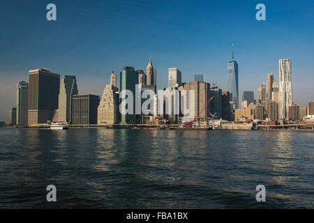 Inferiore dello skyline di Manhattan dal ponte di Brooklyn Park, Brooklyn, New York, Stati Uniti d'America Foto Stock