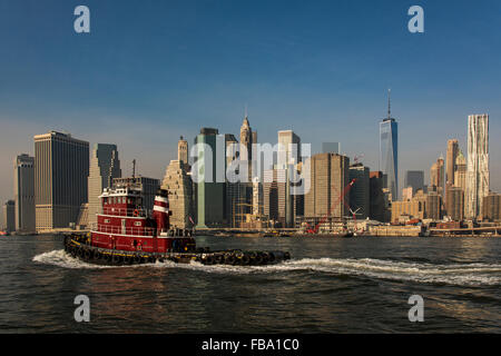 Inferiore dello skyline di Manhattan dal ponte di Brooklyn Park, Brooklyn, New York, Stati Uniti d'America Foto Stock