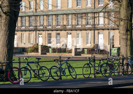 Regency alloggi e case in Park Terrace Cambridge Regno Unito vicino al pezzo di Parkers con cicli parcheggiato di fronte Foto Stock