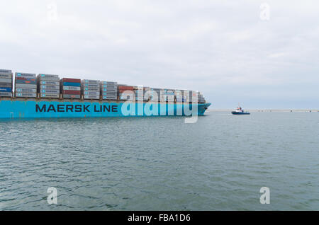 ROTTERDAM, Paesi Bassi - 28 giugno 2015: Maersk Line contenitore nave che lascia il porto di Rotterdam. È il più grande del mondo conta Foto Stock