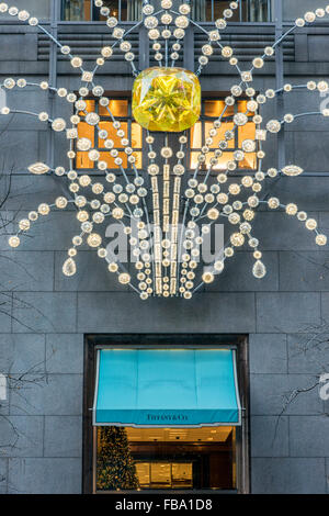 Tiffany e Co, gioielleria, decorata con ornamenti natale, Fifth Avenue, Manhattan, New York, Stati Uniti d'America Foto Stock