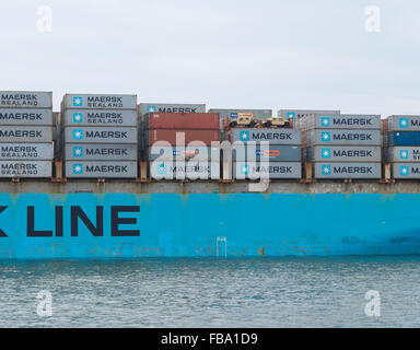 ROTTERDAM, Paesi Bassi - 28 giugno 2015: Maersk Line contenitore nave che lascia il porto di Rotterdam. È il più grande del mondo conta Foto Stock