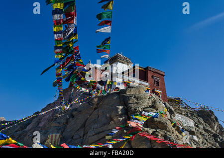 Namgyal Tsemo Gompa monastero tibetano e bandiere di preghiera, di Leh, India Foto Stock