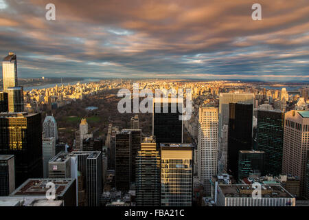 Vista superiore al tramonto su Central Park e Upper Manhattan, New York, Stati Uniti d'America Foto Stock