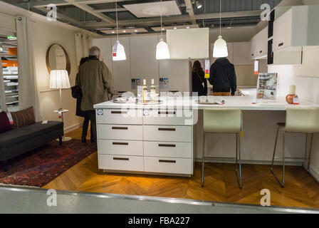 Parigi, Francia, People Shopping in DIY Housewares Store, IKEA, cucina moderna pronte per il montaggio mobili, elettrodomestici, Home interni contemporanei sul display Showroom Foto Stock