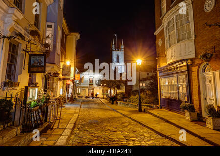 Church Street in Windsor di notte guardando verso il Queen Charlotte public house con la Chiesa Parrocchiale in background Foto Stock