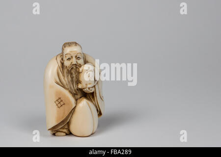 Antiquariato netsuke giapponese, scolpiti in avorio Foto Stock