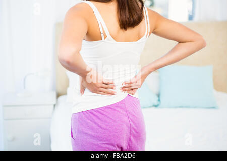 Vista posteriore di una donna con il mal di schiena Foto Stock