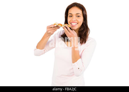 Donna sorridente di mangiare una fetta di pizza Foto Stock