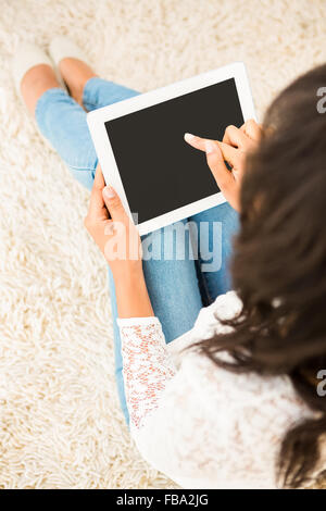 Sulla spalla vista della donna utilizzando tablet Foto Stock