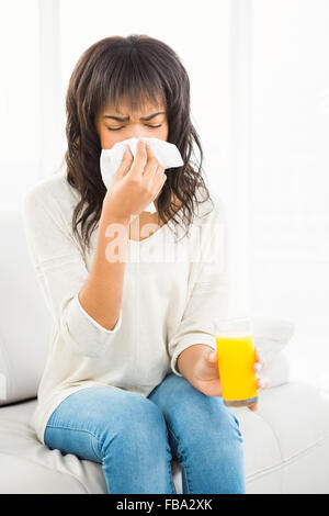 Pretty Woman starnuti sul lettino Foto Stock