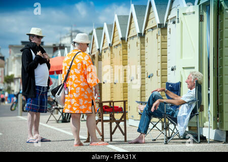 I turisti dalla spiaggia capanne sulla spiaggia di Bournemouth Regno Unito Foto Stock