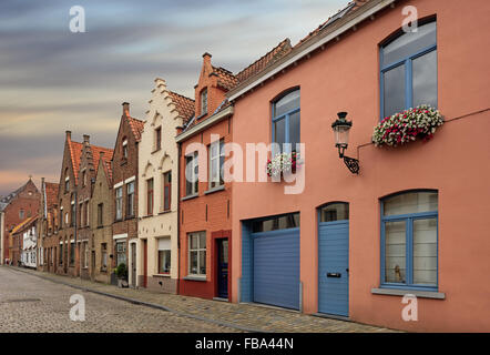 Bruges storica sui tetti spioventi e spiers Foto Stock