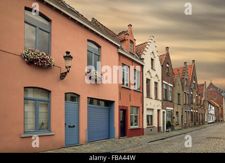 Bruges storica sui tetti spioventi e spiers Foto Stock