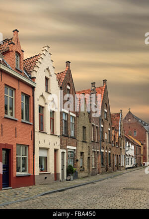 Bruges storica sui tetti spioventi e spiers Foto Stock