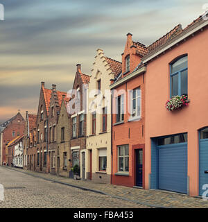 Bruges storica sui tetti spioventi e spiers Foto Stock