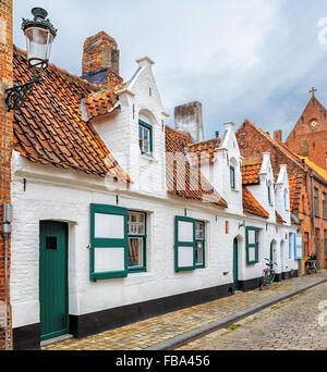 Bruges storica sui tetti spioventi e spiers Foto Stock