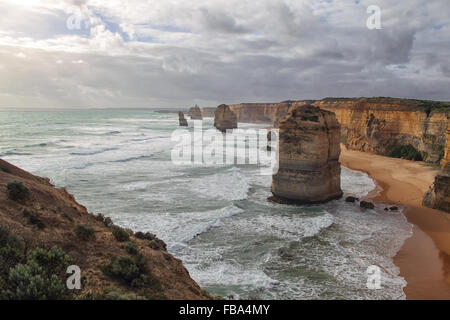 I dodici apostoli, un mondo-famoso rock formazione presso la Great Ocean Road vicino a Port Campbell, Victoria, Australia. Foto Stock