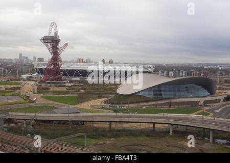 Vista generale GV della regina Elisabetta Olympic Park, Londra E20 2zq. London Aquatics Centre, Olympic Stadium e ArcelorMittal Orbit Foto Stock