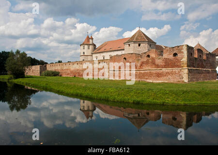 Fagaras famoso castello medievale in Transilvania riflessione Foto Stock