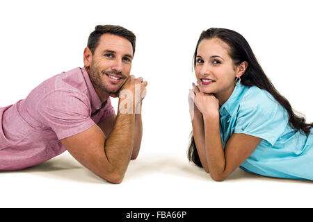Coppia sorridente posa sul pavimento faccia a faccia guardando la telecamera Foto Stock