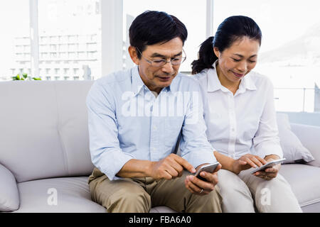 L uomo e la donna seduta sul lettino Foto Stock