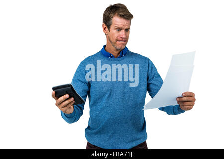 Scioccato uomo con la calcolatrice e carta Foto Stock